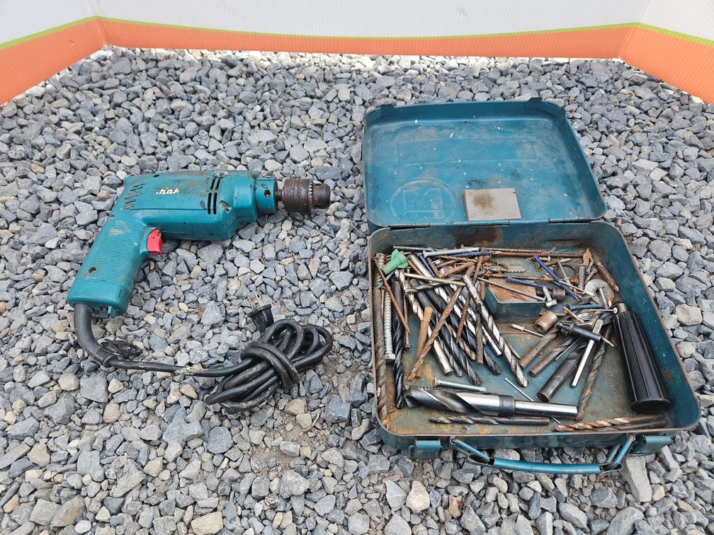 Makita Variable Speed Drill W/Metal Case and Drill Bits