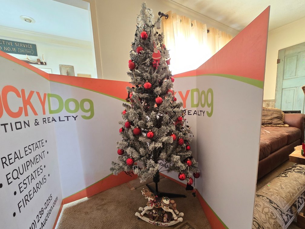 6' Christmas Tree w/ Christmas Decor
