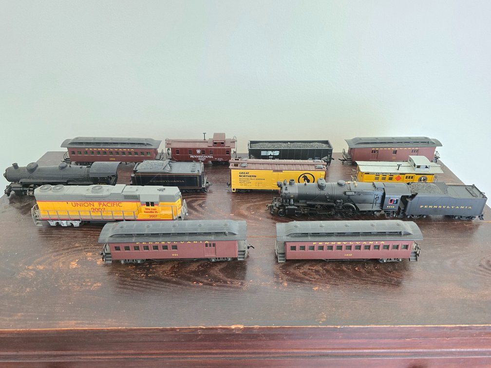 (13) Model Train Cars - Union Pacific and Northern Pacific Railroads