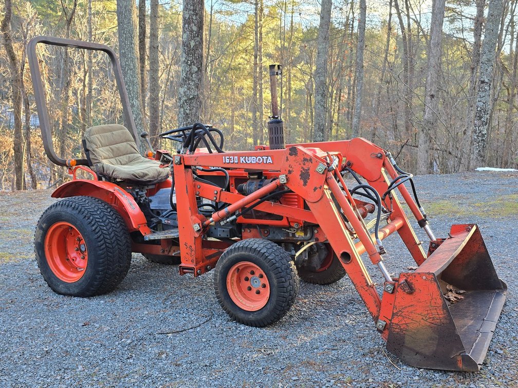 Kubota B7100 HST 4WD w/ 1630 Loader - 1,517hrs - Rear PTO - 3pt Lift - Smooth Bucket - Ran/Operates When Tested - Turf Tires