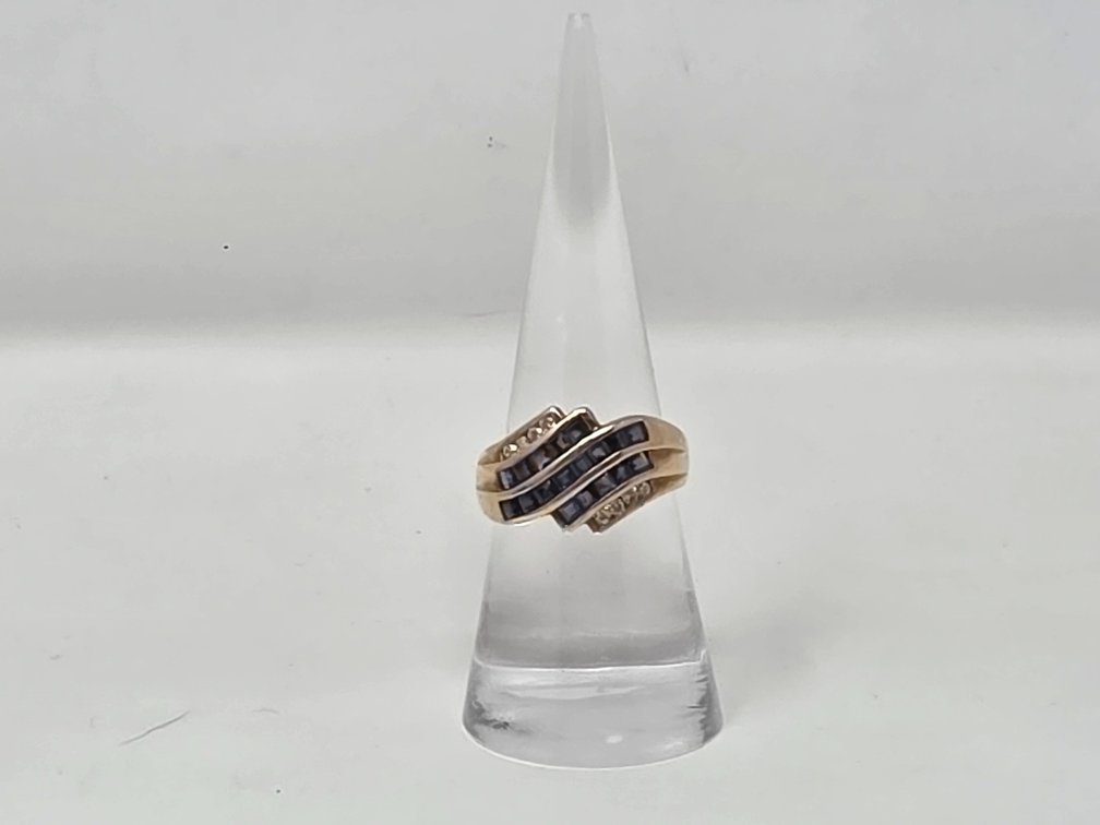 14-KT Gold Ring w/ Diamond Chips and Blue Sapphire - Size 7 - 5.19 Grams TW