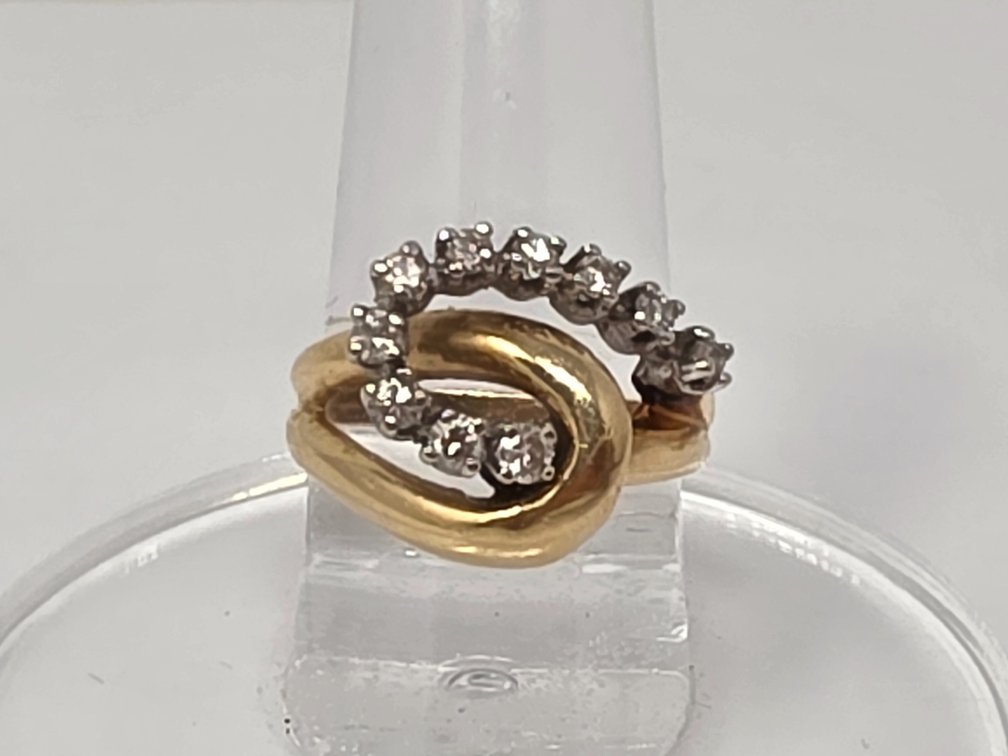 14-KT Knot Ring w/ Diamonds - Size 7.5 - Round Full Cut Diamonds .03 to .05 Carats Each (10 Total) .39 Carats Total - Clarity SI-2 to I-1 - Color H-I - 4 Grams Total Weight