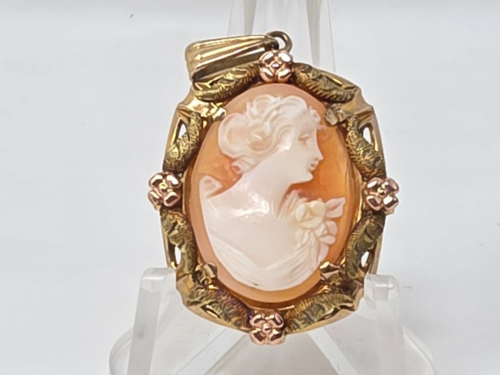10-KT Gold / Rose Gold Shell Cameo Pendant - Measures 38MM x 23MM - 3.5 Grams Total Weight