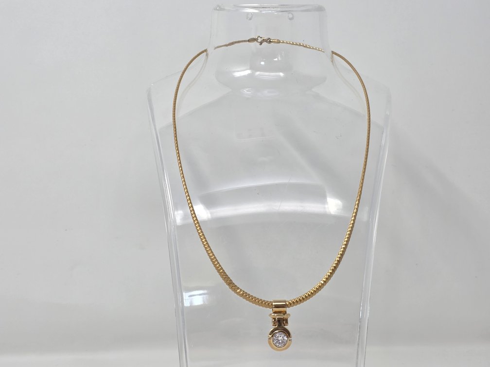 14-KT Bezel Set Cubic Zirconia Pendant w/ Graduated 14-KT Flexible Necklace - 17.5" Long - 10.8 Grams Total Weight