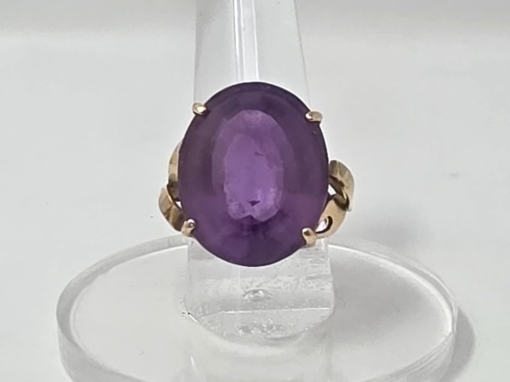 14-KT Gold Oval Amethyst Ring (Size 7.5) 25.82 Carat Amethyst - 10.8 Grams Total Weight