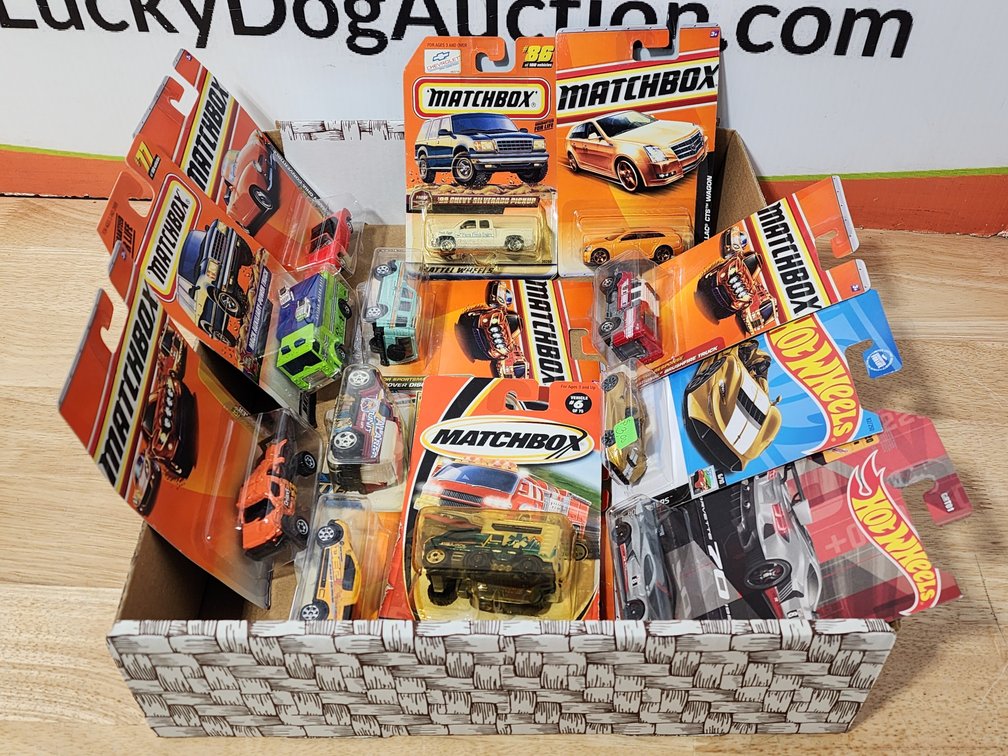 (12) Assorted Matchbox and Hotwheels Toy Cars