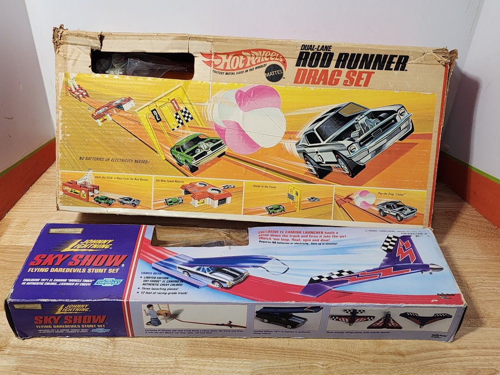 Hotwheels Dual Lane Rod Runner Drag Set - Johnny Lighting Sky Show Flying Daredevils Stunt Set
