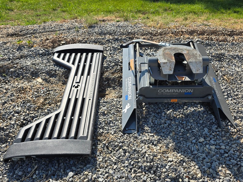 B & W Companion 5th Wheel Hitch - Stromberg 5th Wheel Tailgate - Removed from 2011 F-250