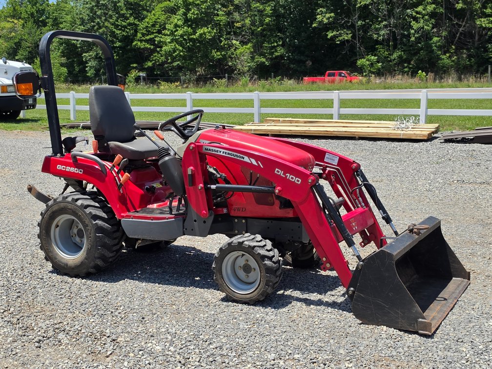 Massey Ferguson GC260p 4wd Tractor w/ Massey Ferguson DL100 Loader