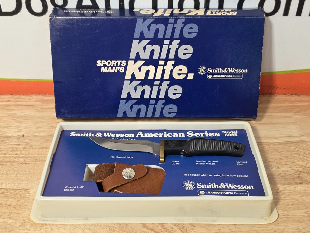 Smith & Wesson American Series USA Model 6085 Fixed Blade Knife w/ Box and Sheath