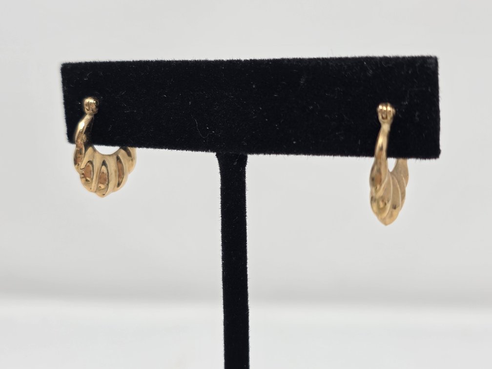 14kt Gold Hollow Scalloped Hoop Earrings