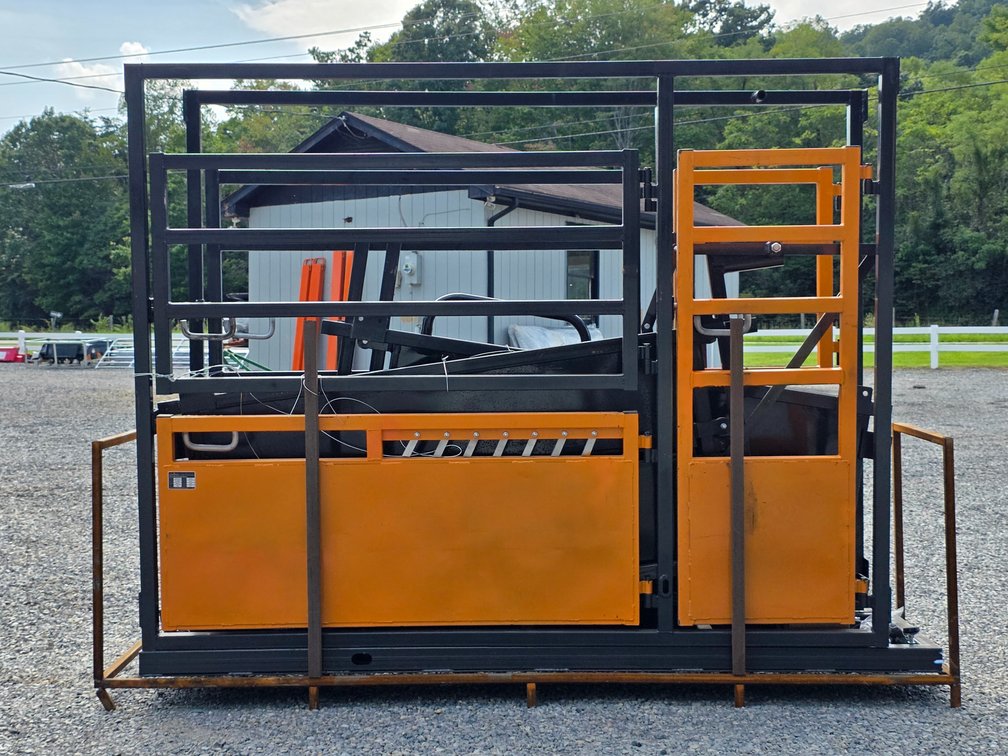 Unused Landhonor 10’ Cattle Squeeze Chute - Model: LHR-CSC10