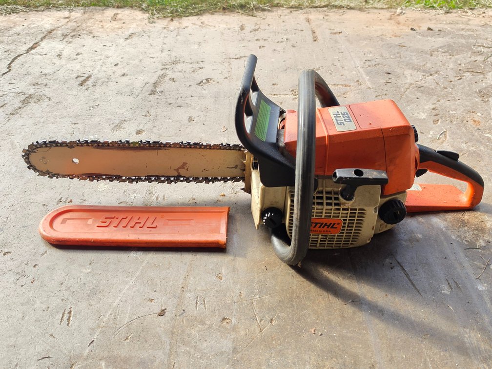 Stihl 025 Chainsaw - Has Compression