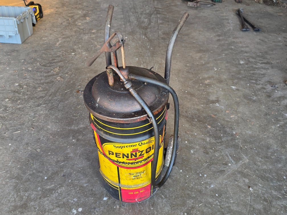 Pennzoil Gear Lubricant Metal Barrel w/ Cart and Hand Pump