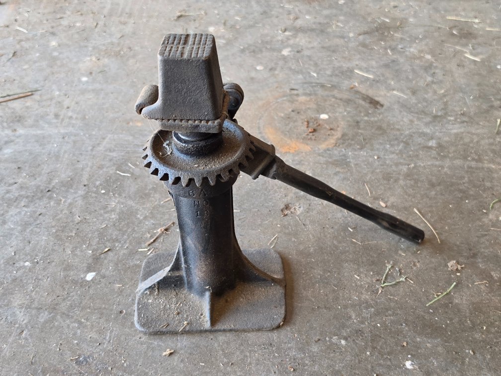 No. 16 Antique Screw Jack