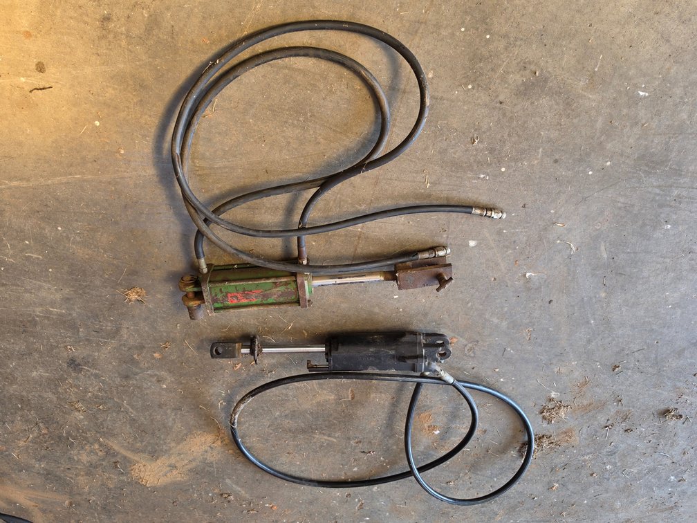 (2) Hydraulic Cylinders w/ Hoses