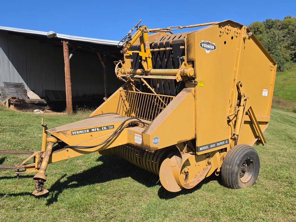 Vermeer 605 Super G Round Baler