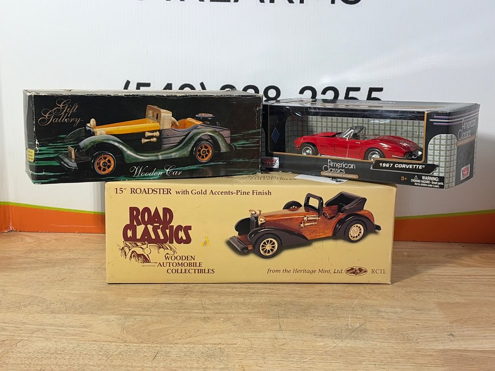 Motor Max 1967 Corvette and Wooden Roadster Model Cars