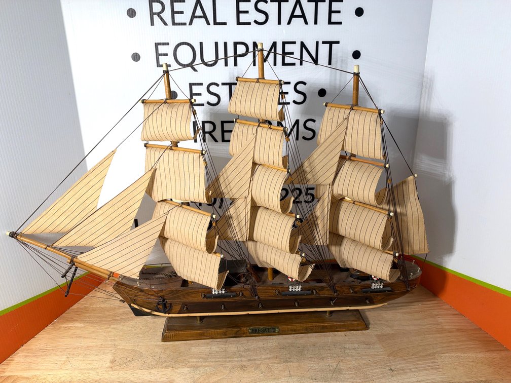 Fregatte Wooden Three-Masted Model Sailing Ship