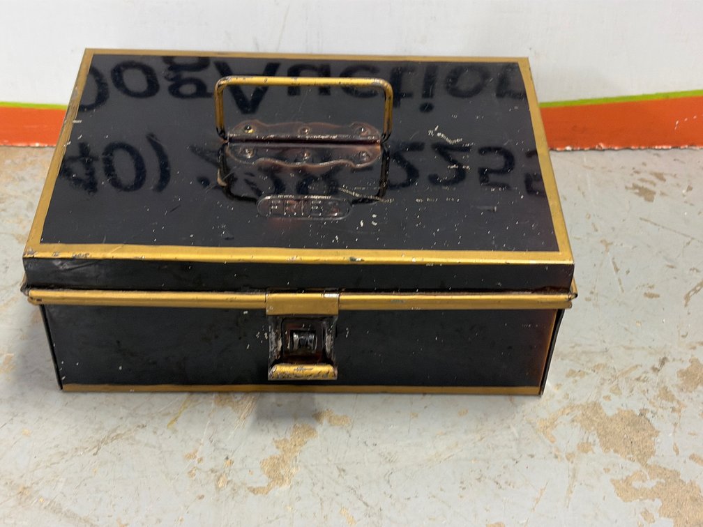 FRIES Metal Spice Box with Canisters and Grater