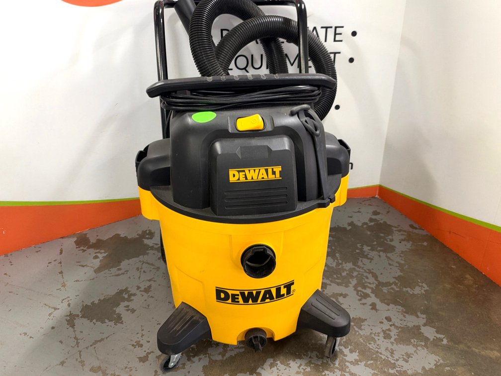 DEWALT Wet/Dry Vacuum - Worked When Tested w/ Accessories (In Tote) Standard Filter - Disposable Filter Bags - Hoses