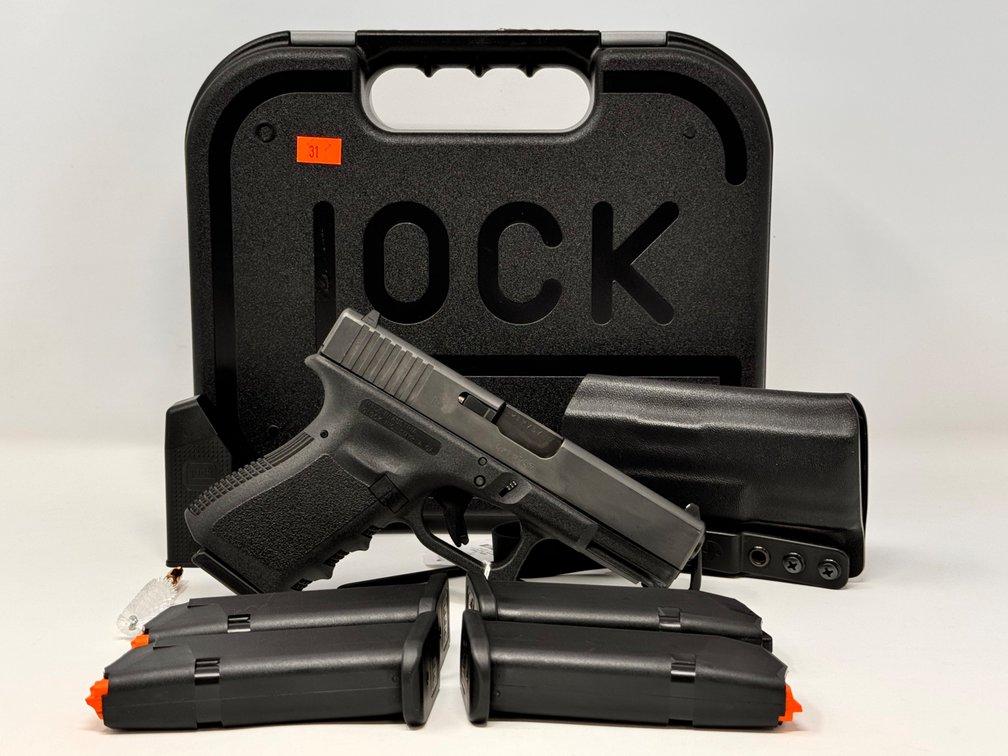 Glock 19 - 9mm - (5) Magazines - (1) Holster - Serial BKFM757