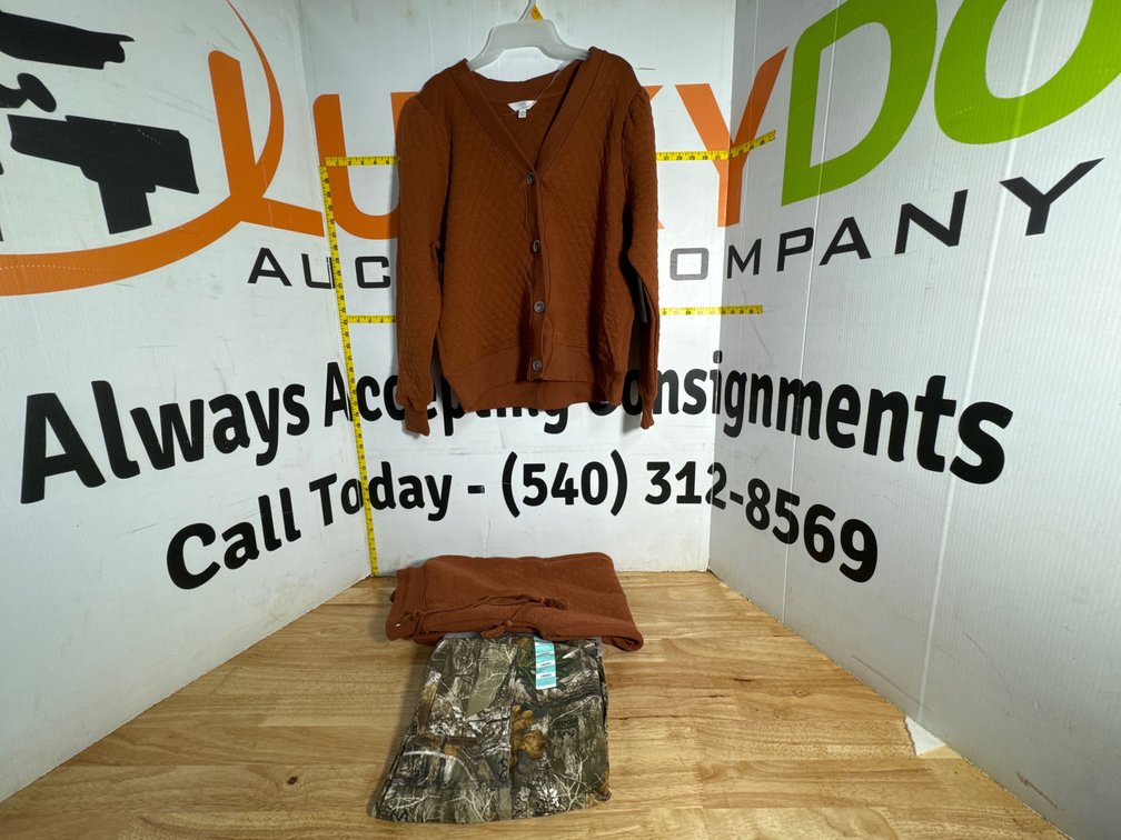 Womens Sweater and Pants Size L - Realtree Edge Pants 12-14