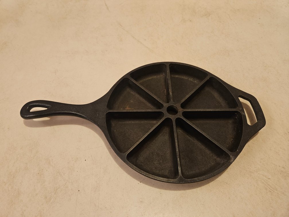 Lodge Cast Iron Cornbread Pan Measures - 9"
