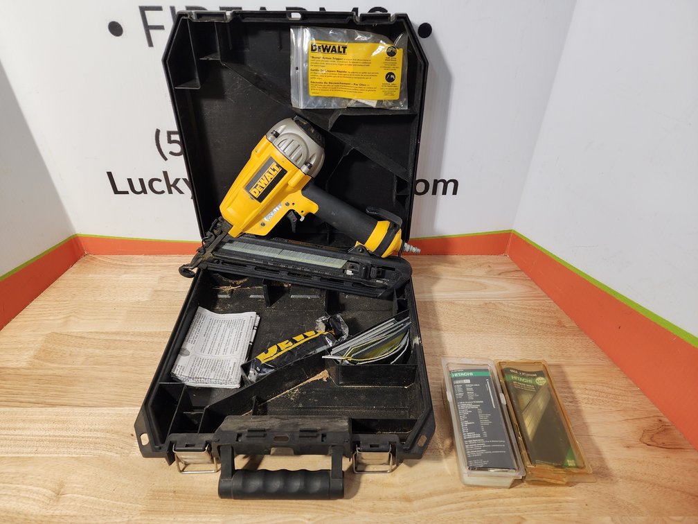 DeWalr D51276 15 Gauge Angled Finish Nailer w/ Accessories and Hard Case 