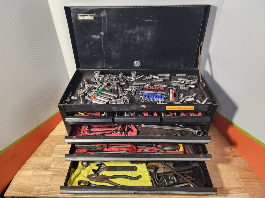 International 6 Drawer Metal Toolbox w/ Tools 