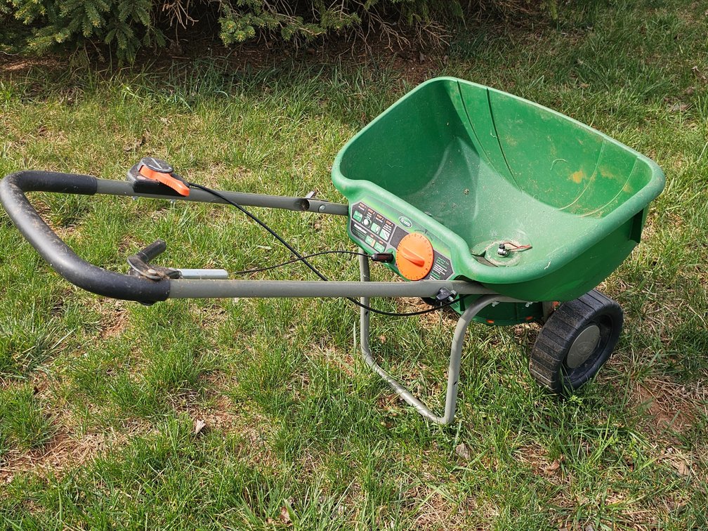 Scotts Turf Building DLX Spreader