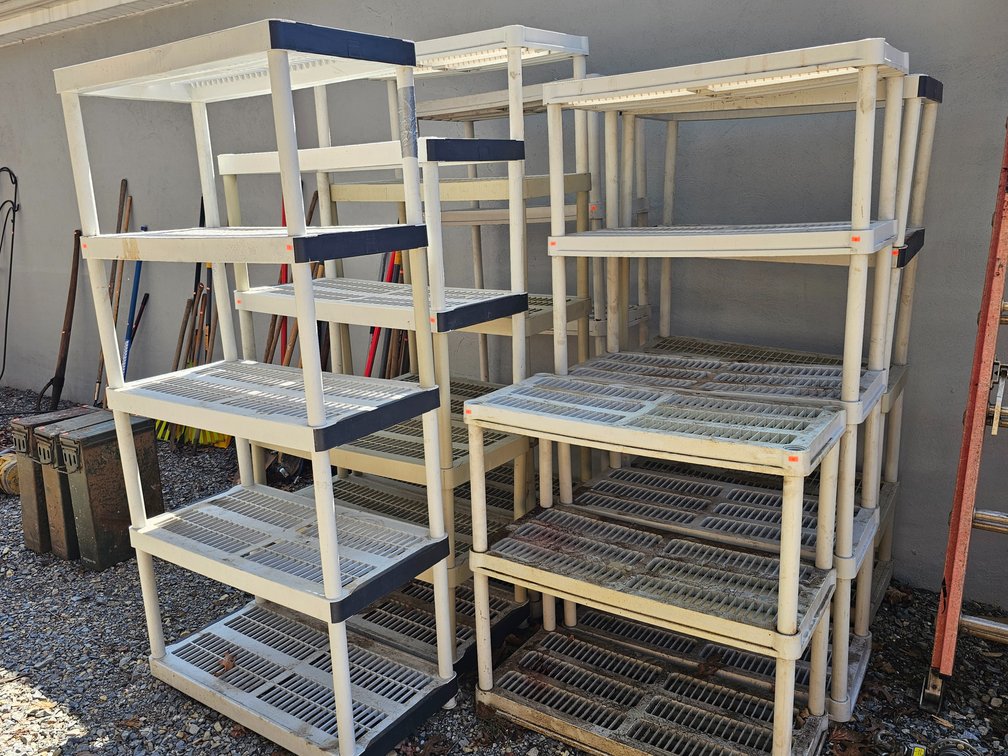 Plastic Shelves - 7 Included 