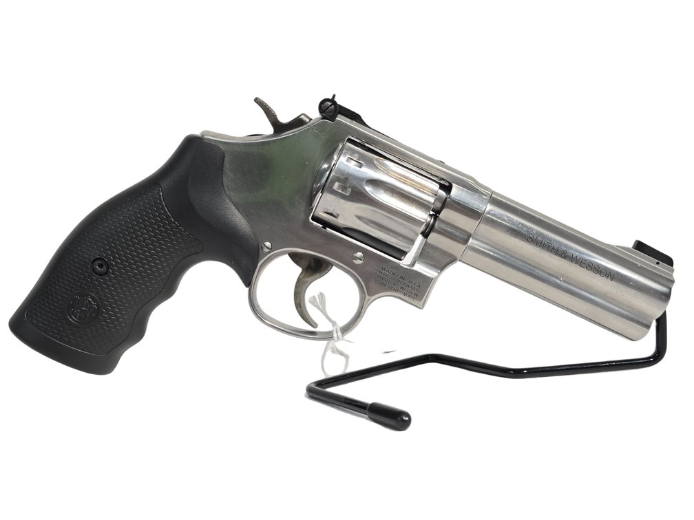 Smith & Wesson 617-6  22 LR - 4" Barrel - 10 Shot - Factory Case - Serial EDW5689
