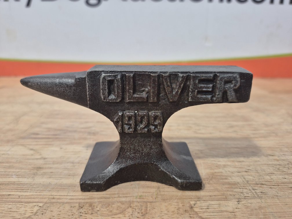 Oliver 1929 Mini Anvil Measures - 2.5" Tall × 4.5" Wide 