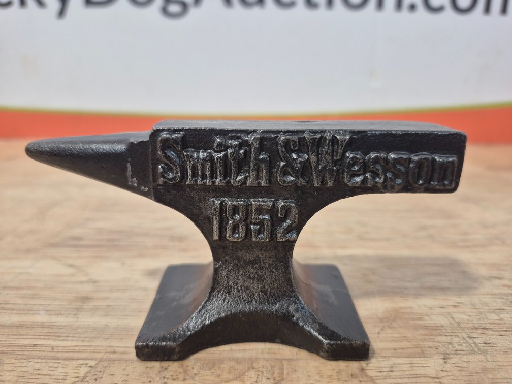 Smith & Wesson 1852 Mini Anvil Measures - 2.5" Tall × 4.5" Wide 