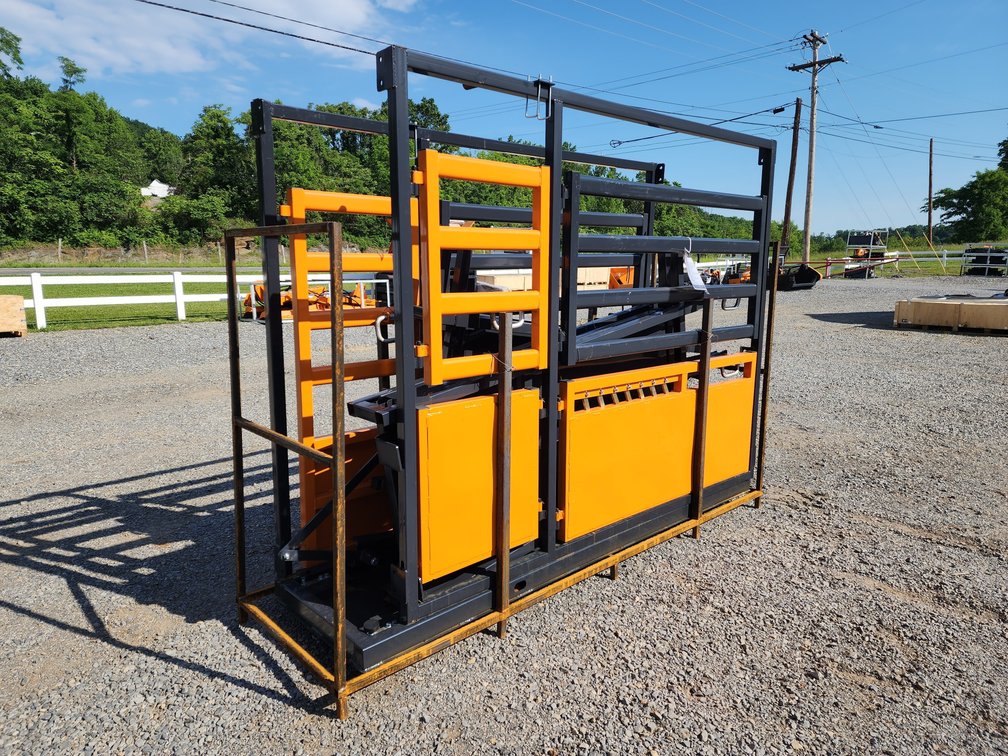 Unused Landhonor 10' Cattle Squeeze Chute - LHR-CSC07