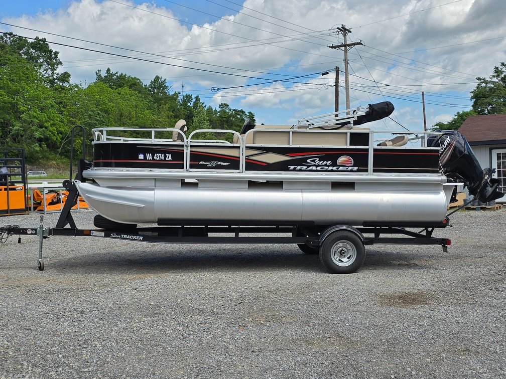Sun Tracker Bass Buggy 18 DLX - Mercury 75 HP 4 Stroke