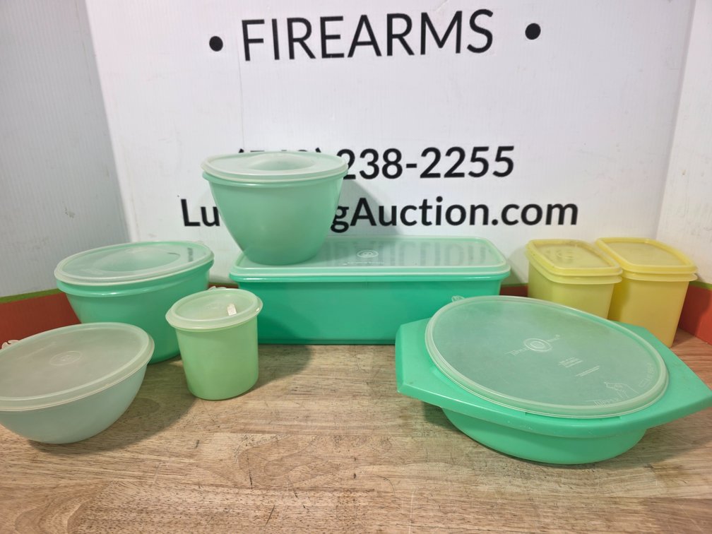Assorted Tupperware w/ Lids