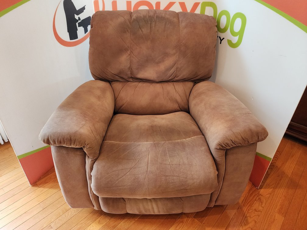 La Z Boy Recliner - Measures 38" Tall x 40" Wide x 36" Deep