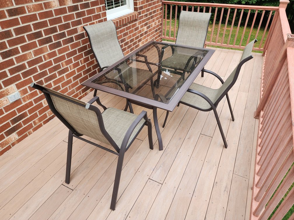 Outdoor Glass Inlay Patio Table w/ (4) Chairs 