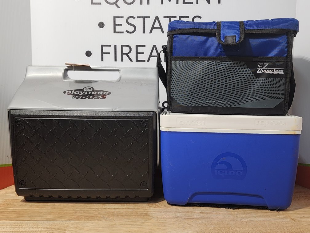 Igloo Playmate The Boss - Igloo Small Hardside Cooler - ES Zipper less Artic Zone Softside Cooler