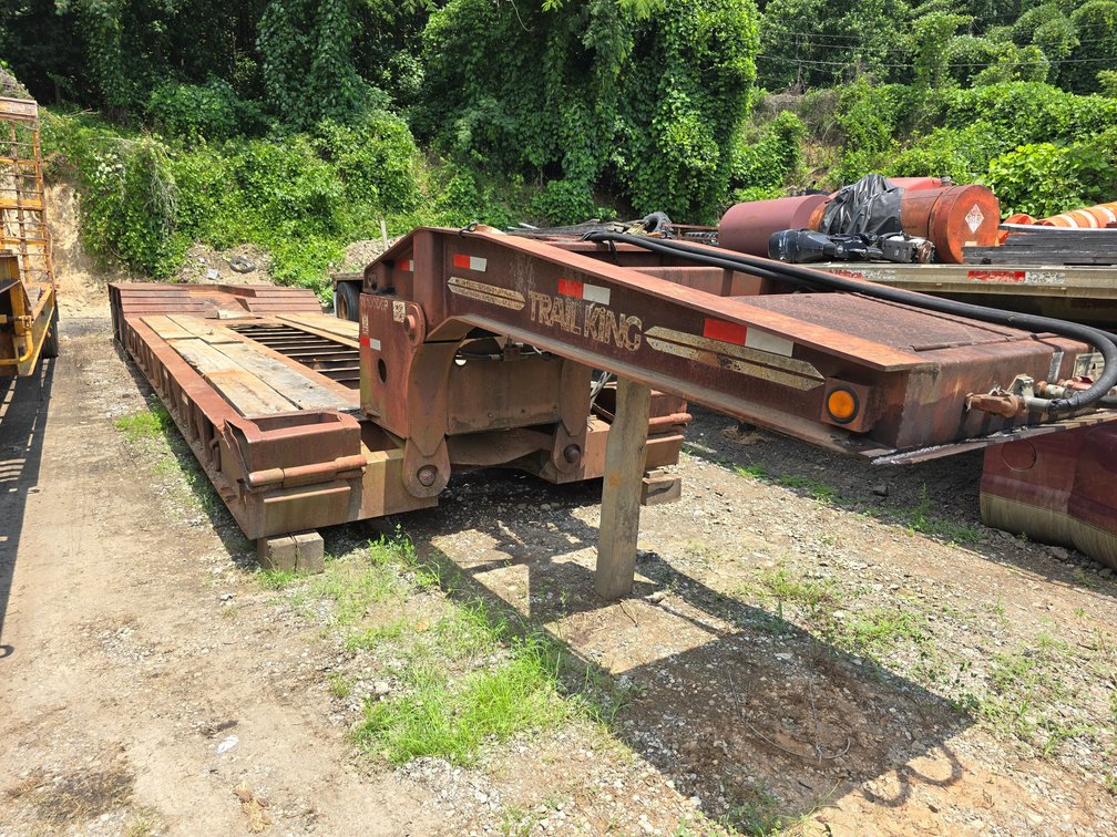 Trail King Hydraulic Detach Triple Axle Trailer - Good Tires - 24' Well - Non Ground Bearing - Clear Title