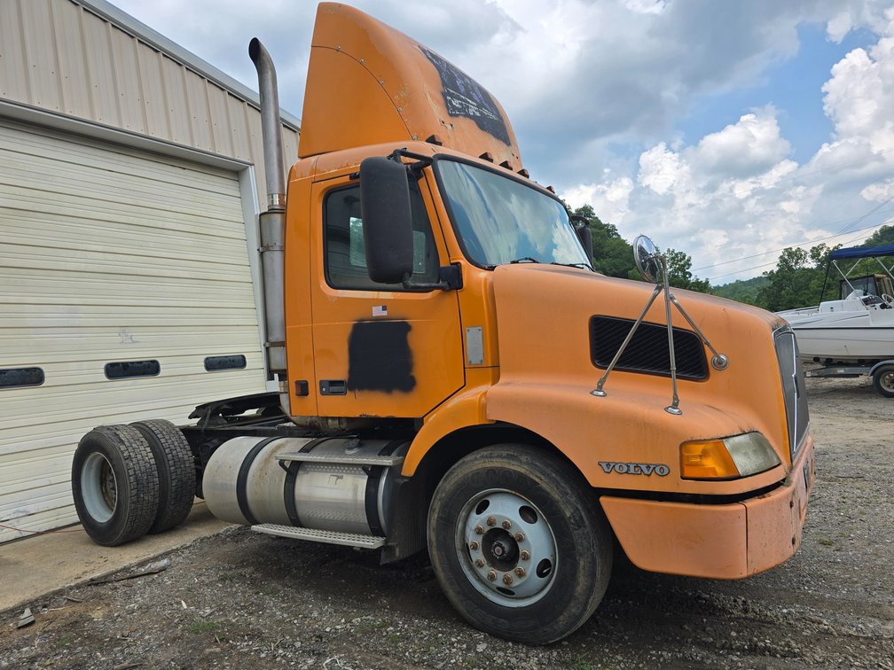 2002 Volvo Road Tractor - Cold A/C - Clear Title - 420,xxx Miles -VIN# 4V4M19GF92N335300