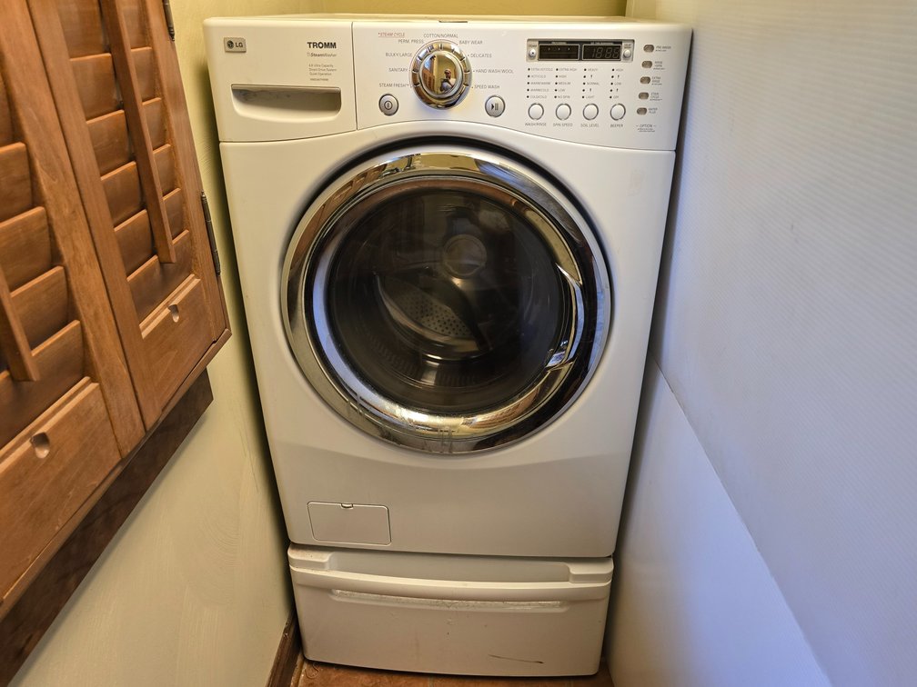 LG Steamwasher Tromm Front Load Washing Machine - Bring Tools & Help to Remove
