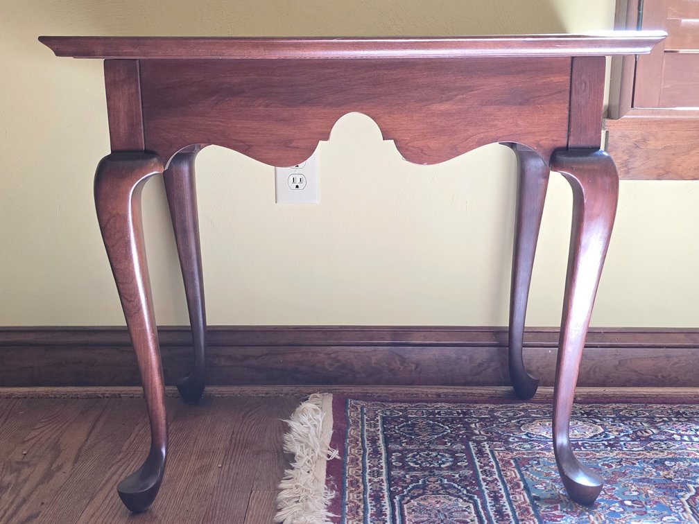 Queen Anne Style Wooden End/Lamp Table Measures - 25" Tall × 30" Wide × 18" Deep