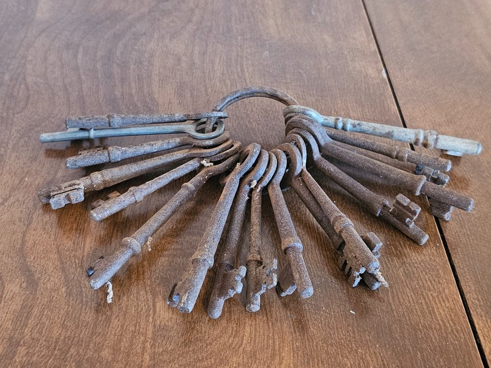 Ring of 17 Antique Skelton Keys