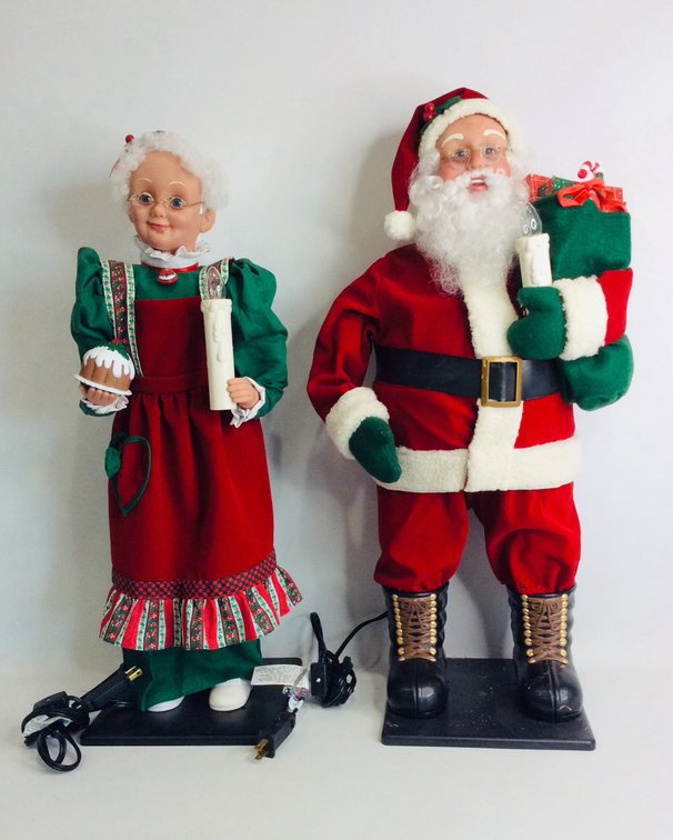 Mr. & Mrs. Claus Animated Figures
