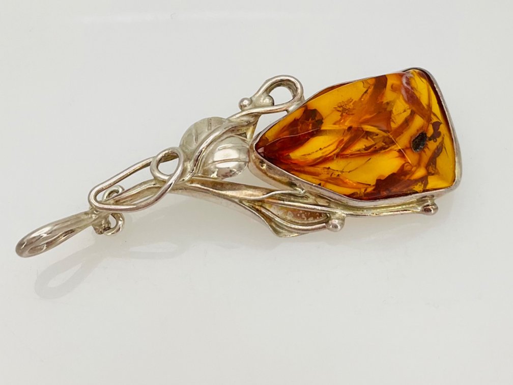 Amber Pin