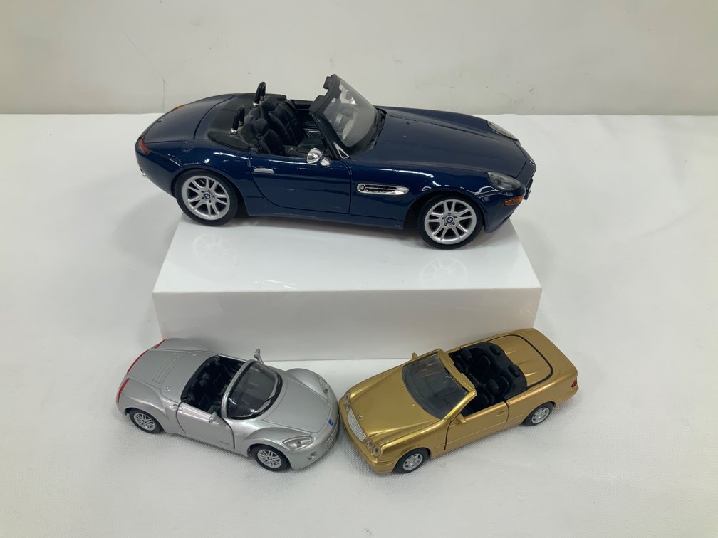Maisto Die-Cast Convertible Model Cars with Display Riser