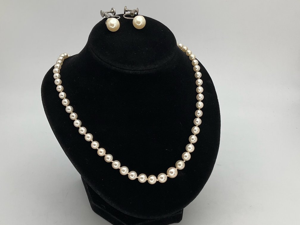Graduated Pearl Necklace and Clip-On Earrings